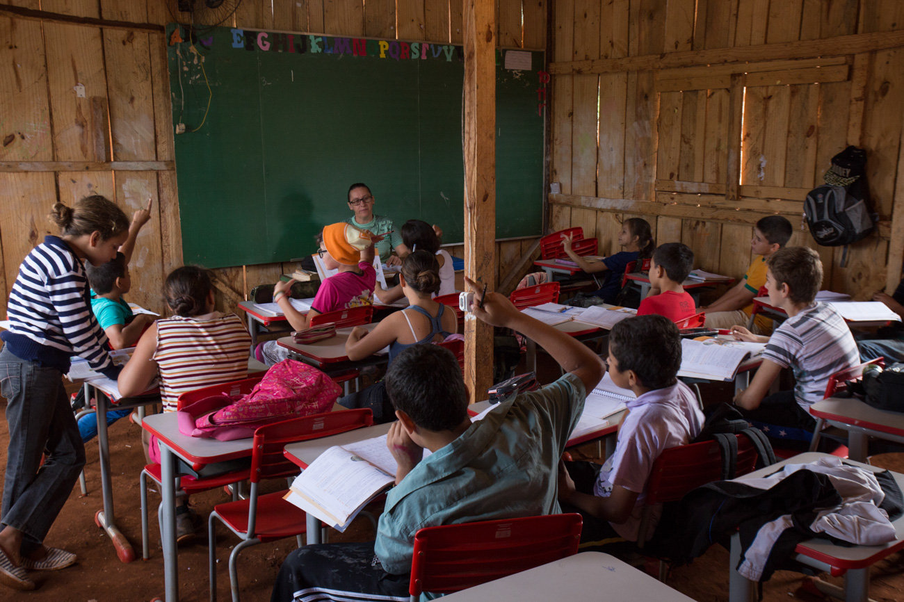 Sala de aula na escola itinerante Vagner Lopes, no acampamento Dom Tomás Balduíno (Foto: José Cícero da Silva/Agência Pública)