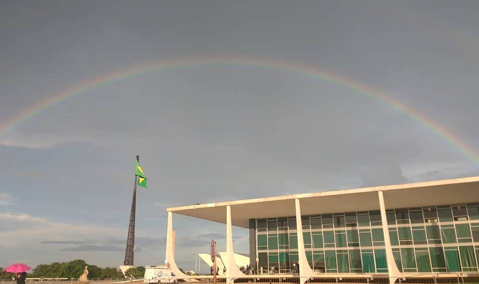 O arco-íris que se formou sobre o prédio do STF após o fim da votação foi visto como um sinal da vitória da luta de anos de milhares de quilombolas. / Foto: Erina Gomes 