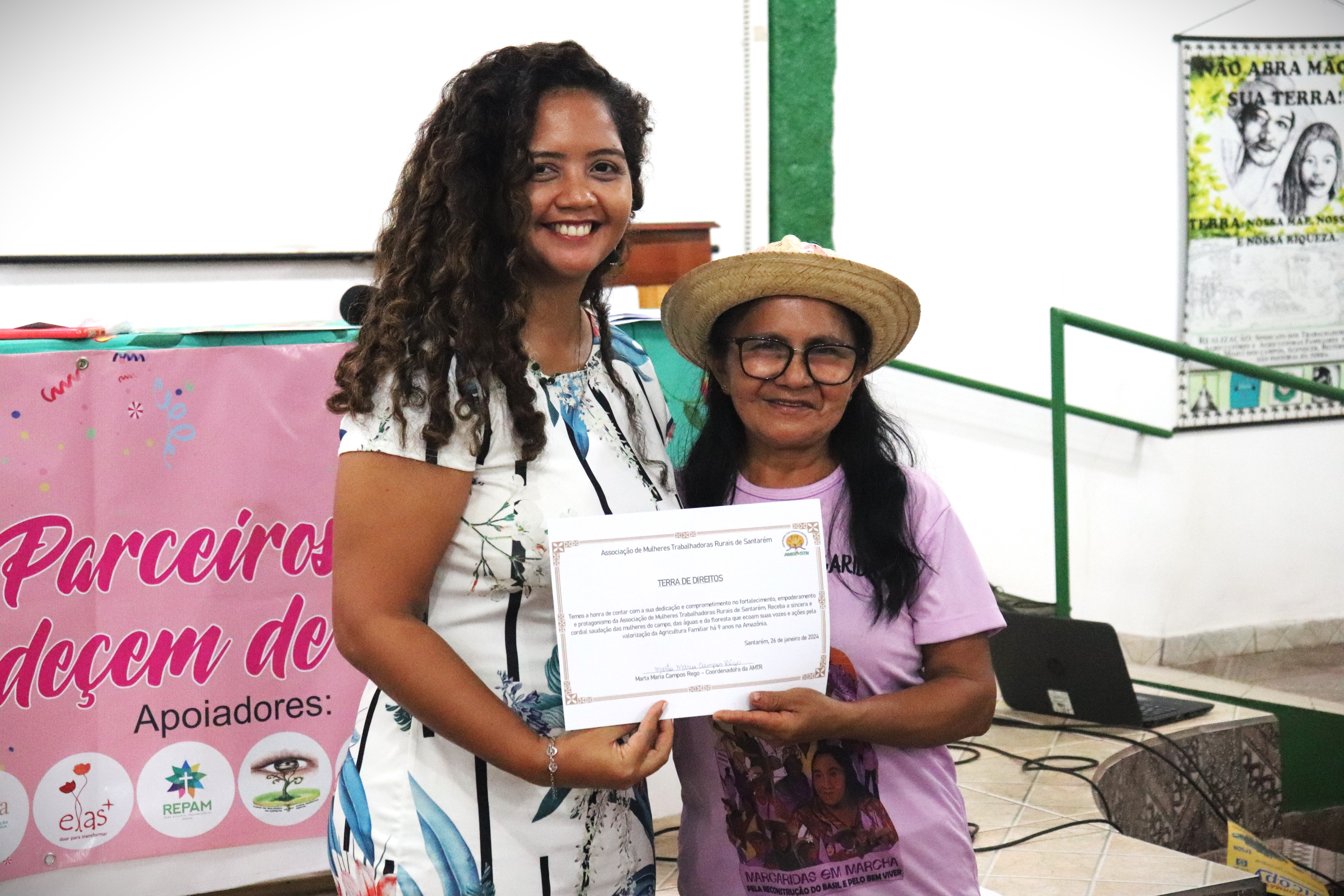 A assessora jurídica recebeu o certificado de uma das associadas da Associação de Mulheres Trabalhadoras Rurais de Santarém (Foto: Lanna Paula Ramos