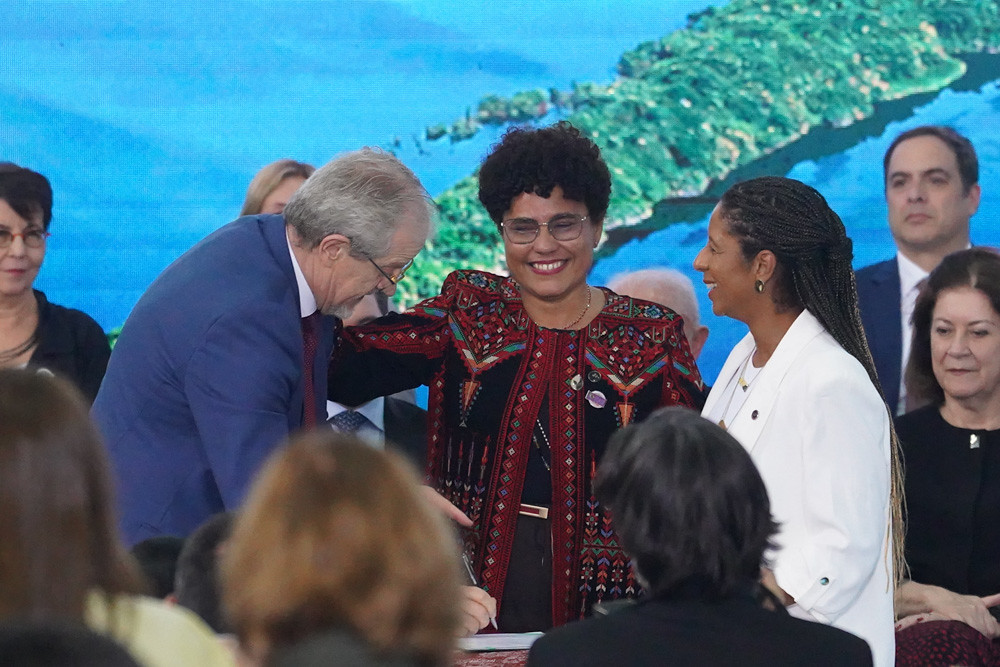 Assinatura da portaria interministerial pelos ministro e ministras do Ministério do Meio Ambiente e Mudança do Clima, da Igualdade Racial e do Desenvolvimento Agrário e Agricultura Familiar. Foto:  Rogério Cassimiro/ MMA