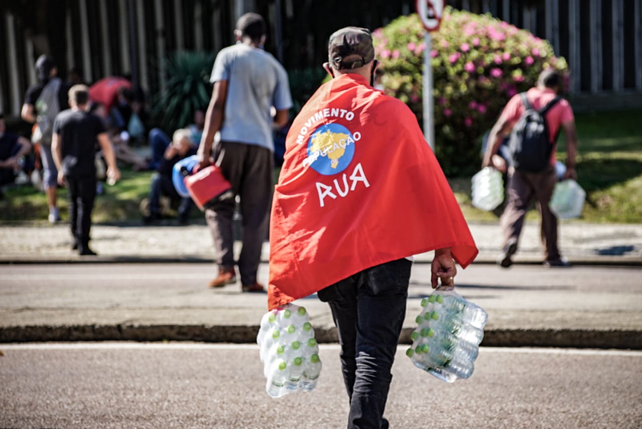 Refeições foram distribuídas em frente à prefeitura de Curitiba, para denunciar a falta de uma política de alimentação adequada à população em situação de rua da cidade (fotos: Giorgia Prates/Brasil de Fato Paraná)