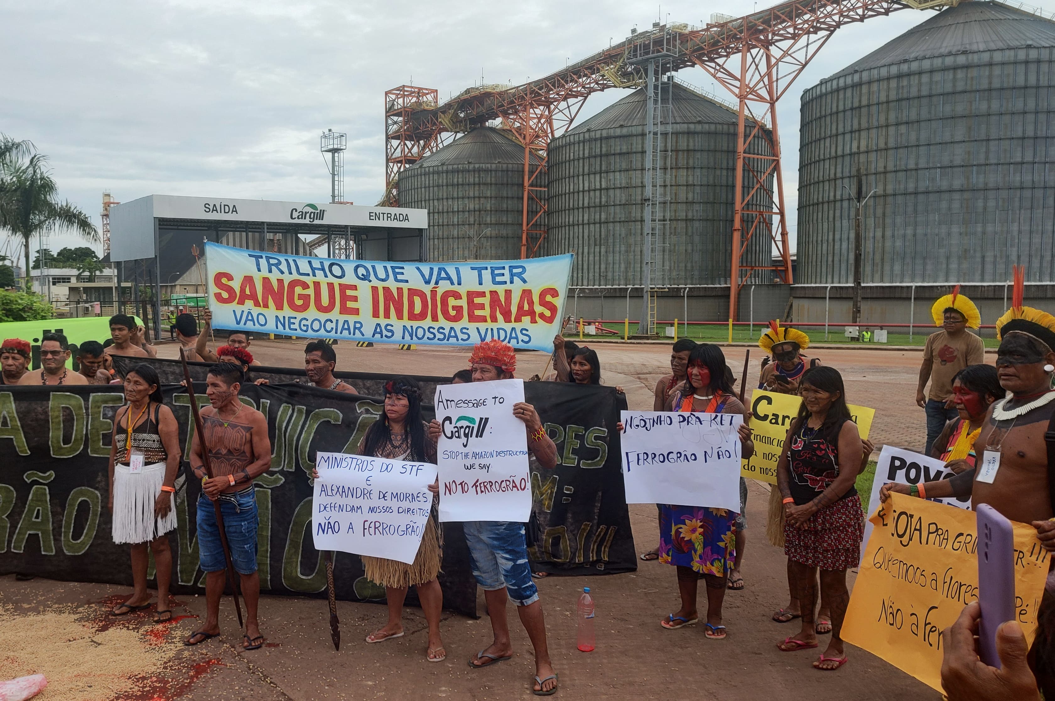 O ato contra a Cargill foi realizado em frente a empresa que fica na BR-163, em Santarém (Foto: Lanna Ramos/Terra de Direitos)