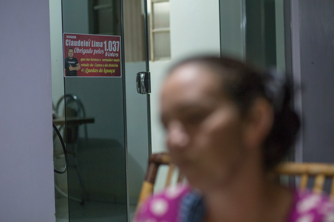 Adesivo na porta da casa do vereador mais votado da região, Claudelei Lima (Cachorro), detido na Operação Castra (Foto: José Cícero da Silva/Agência Pública)