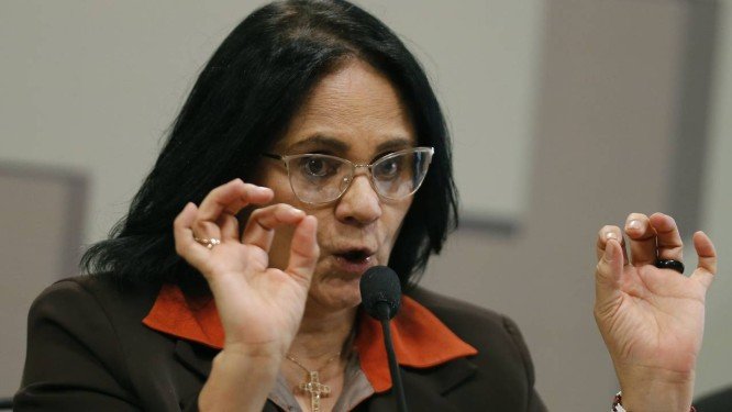 A ministra da Mulher, da Família e dos Direitos Humanos, Damares Alves, em audiência pública no Senado (Foto: Jorge William/ Agência O Globo)