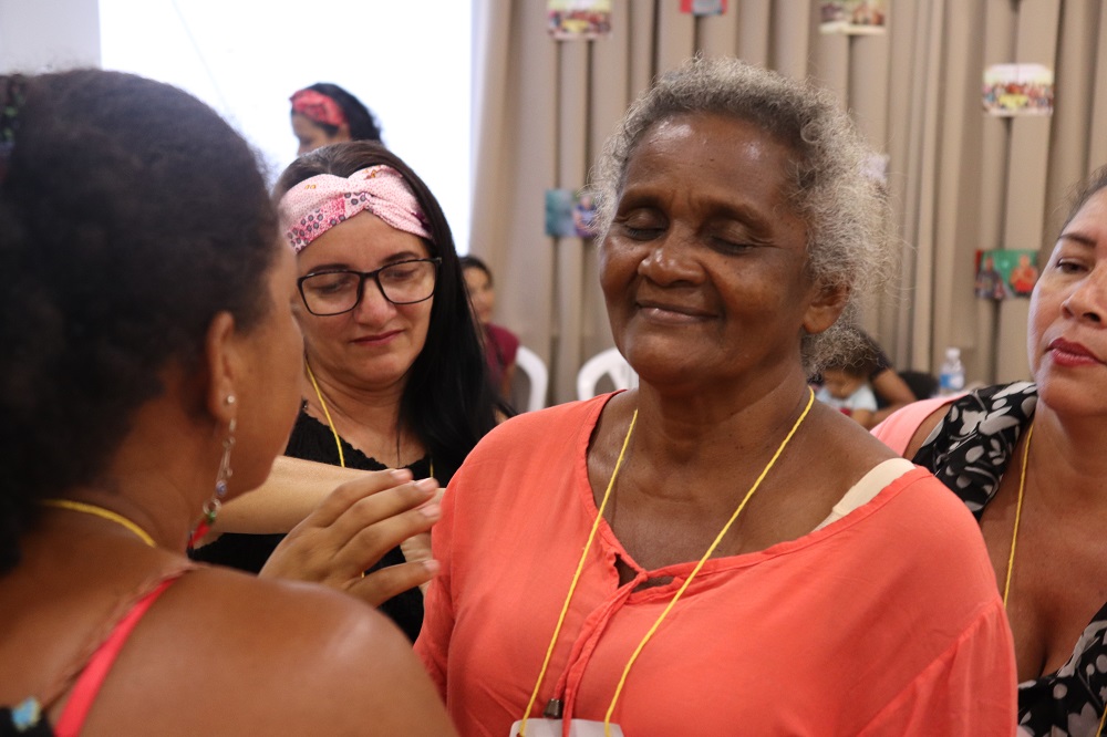 Durante o encontro, Dona Isabel recebeu o cuidado e o carinho de outras companheiras