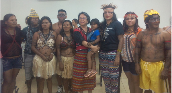 Na foto, a relatora da ONU (de vermelho, segurando uma menina munduruku) encontra-se com lideranças do Tapajós, na cidade de Altamira, Pará.