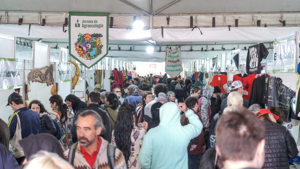 Público passeia pela feira da 22ª Jornada de Agroecologia | Foto: Diangela Menegazzi