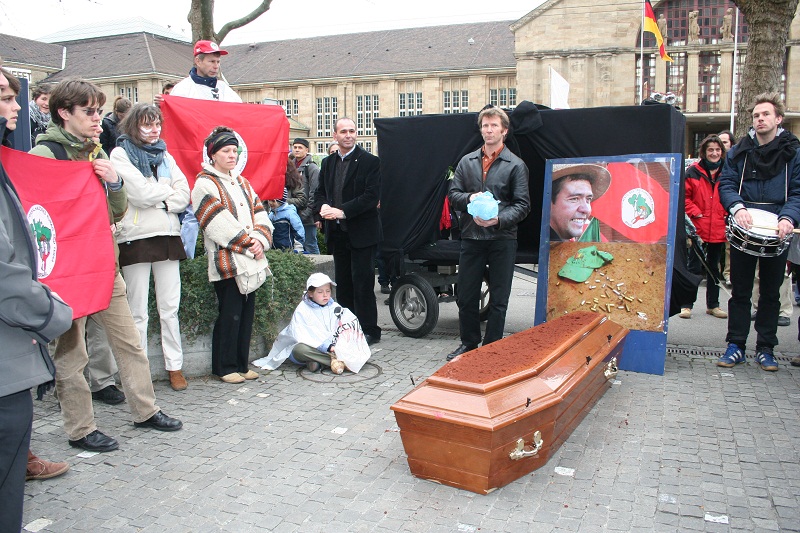 Manifestantes protestam a morte de Keno na sede da empresa, na Suíça, em 2008 (foto: Acervo Terra de Direitos)