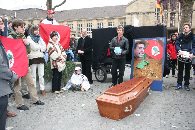 Manifestantes protestam pela morte de Keno na sede da empresa, na Suíça, em 2008 (foto: Acervo Terra de Direitos)