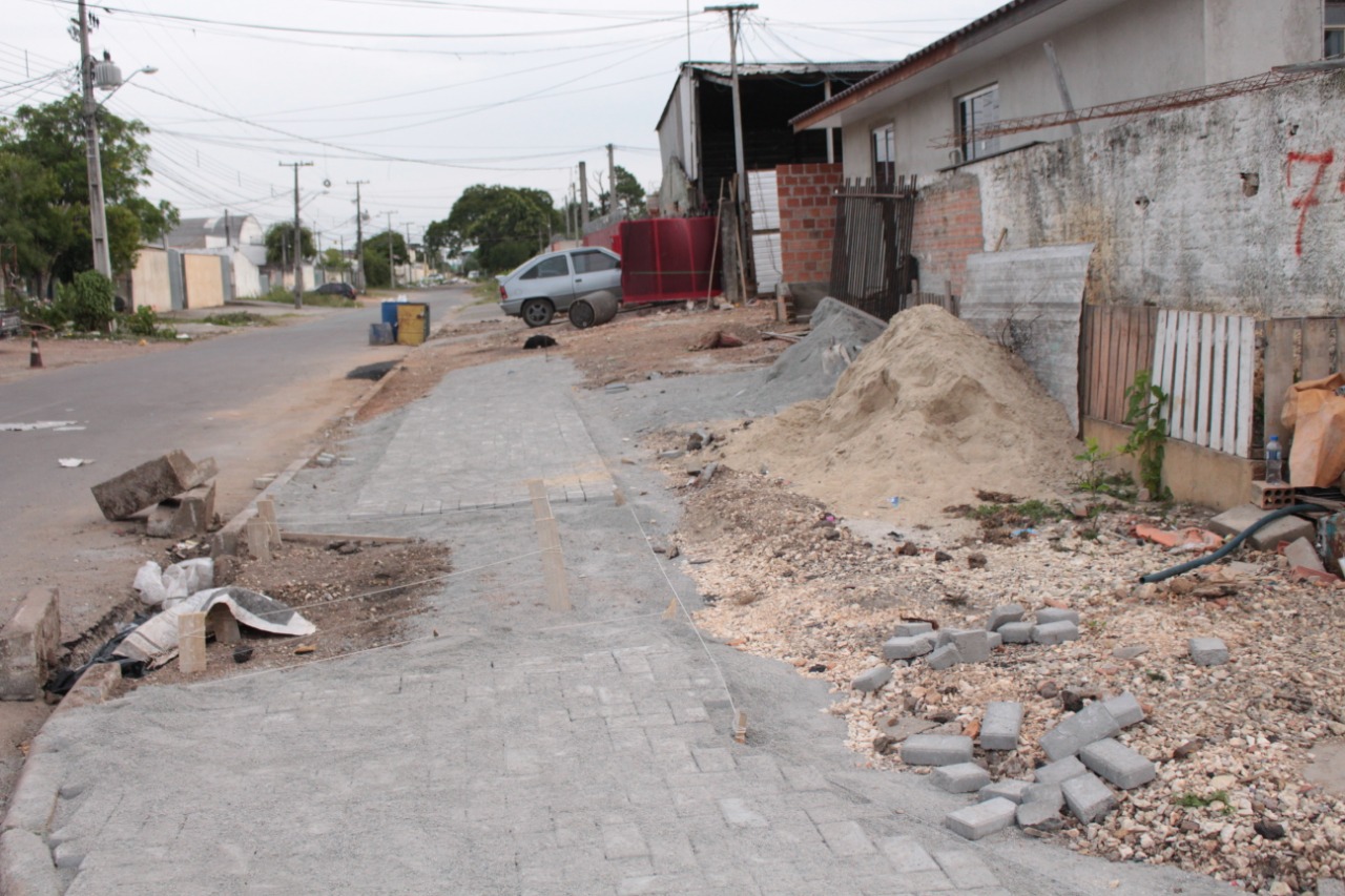 Os moradores estão reurbanizando a área. Em parte do terreno, já foram construídas calçadas