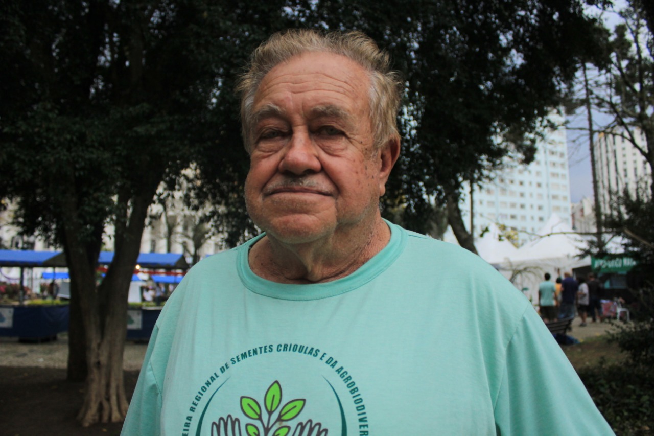 Aos 75 anos, Taborda se orgulha de comer comida saudável cultivada por ele  / Foto: Lizely Borges