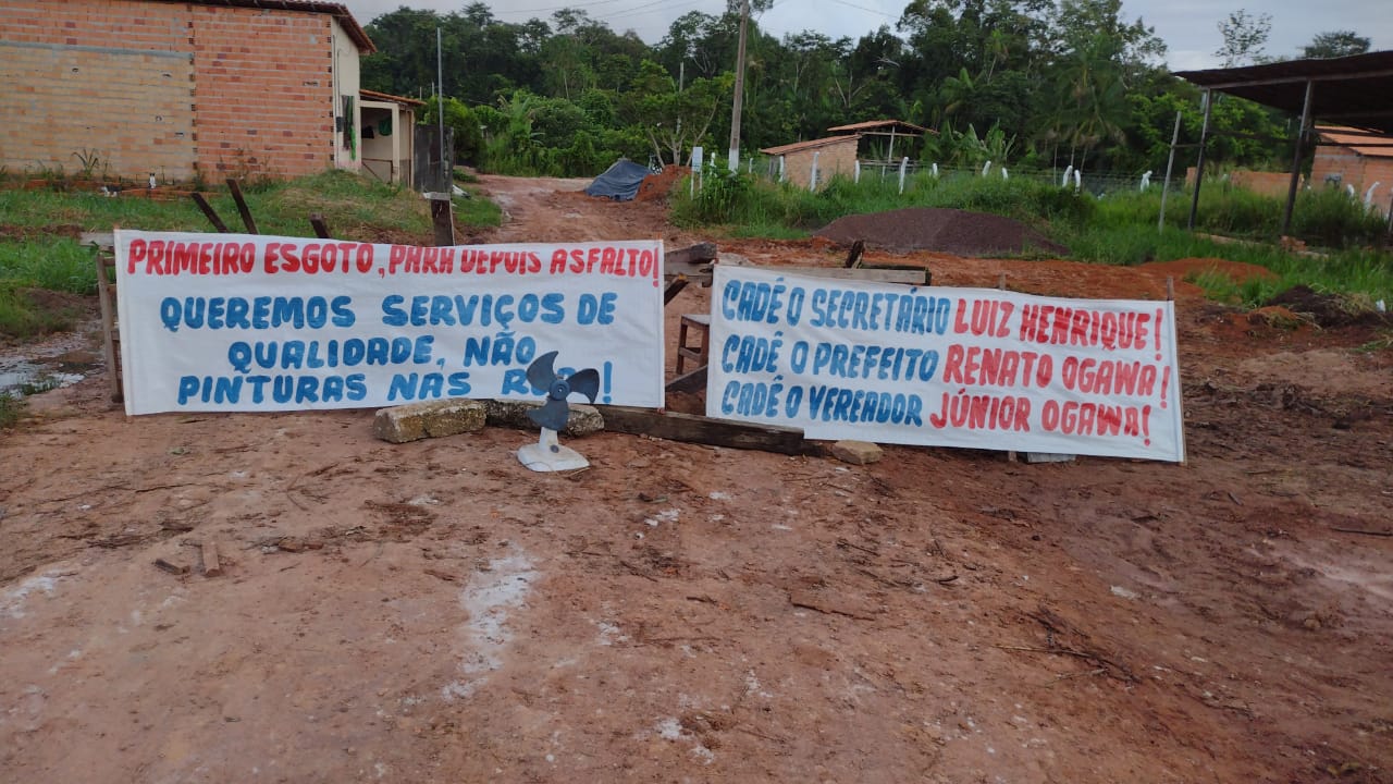Foto de faixas dos moradores do quilombo contra a obra da estação de tratamento de esgoto / Autoria: Givaldo Pastana