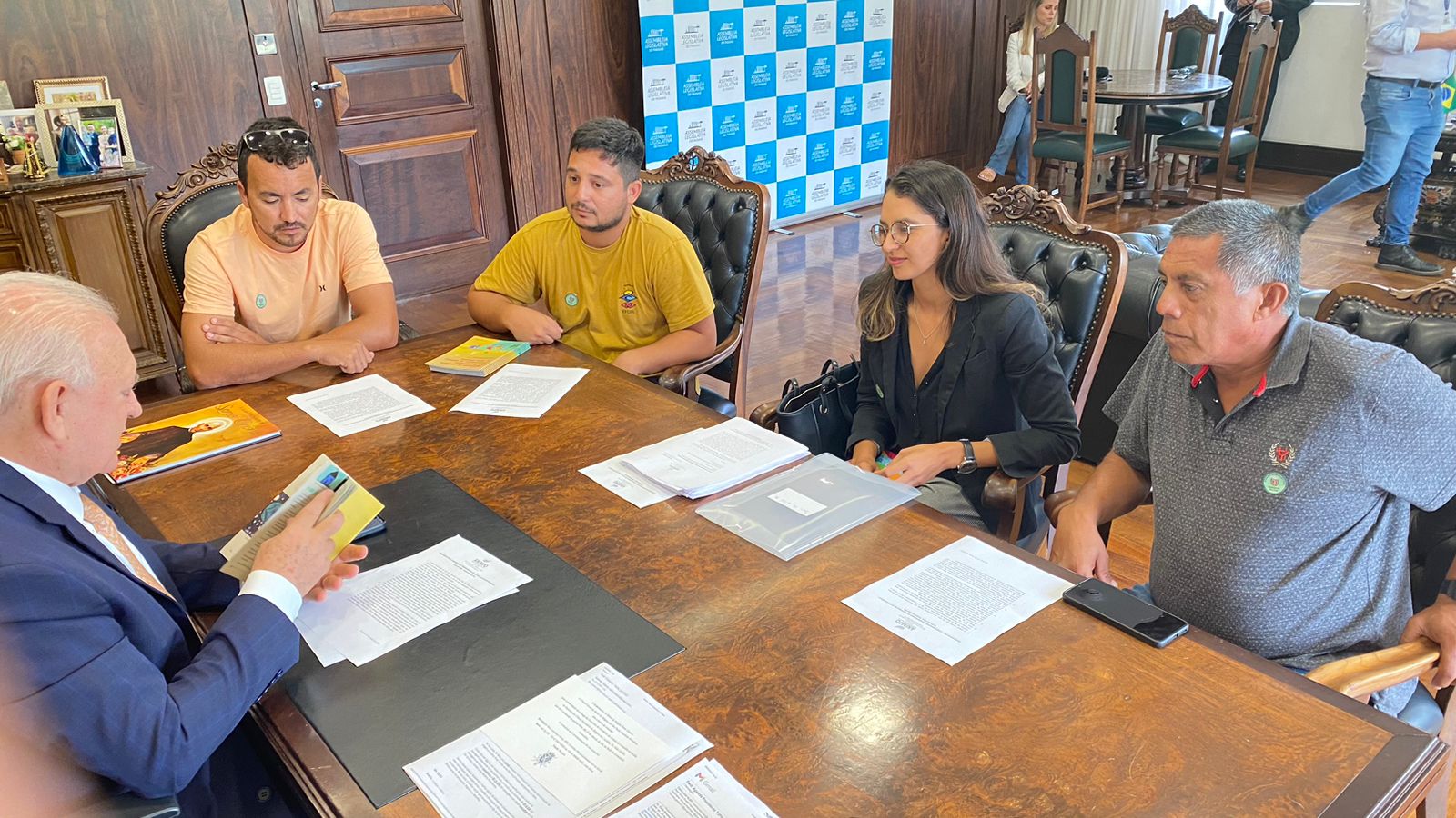 Representantes das comunidades e assessoria de Terra de Direitos reúnem-se com presidência da Alep-PR. Foto: Comunicação Alep-PR