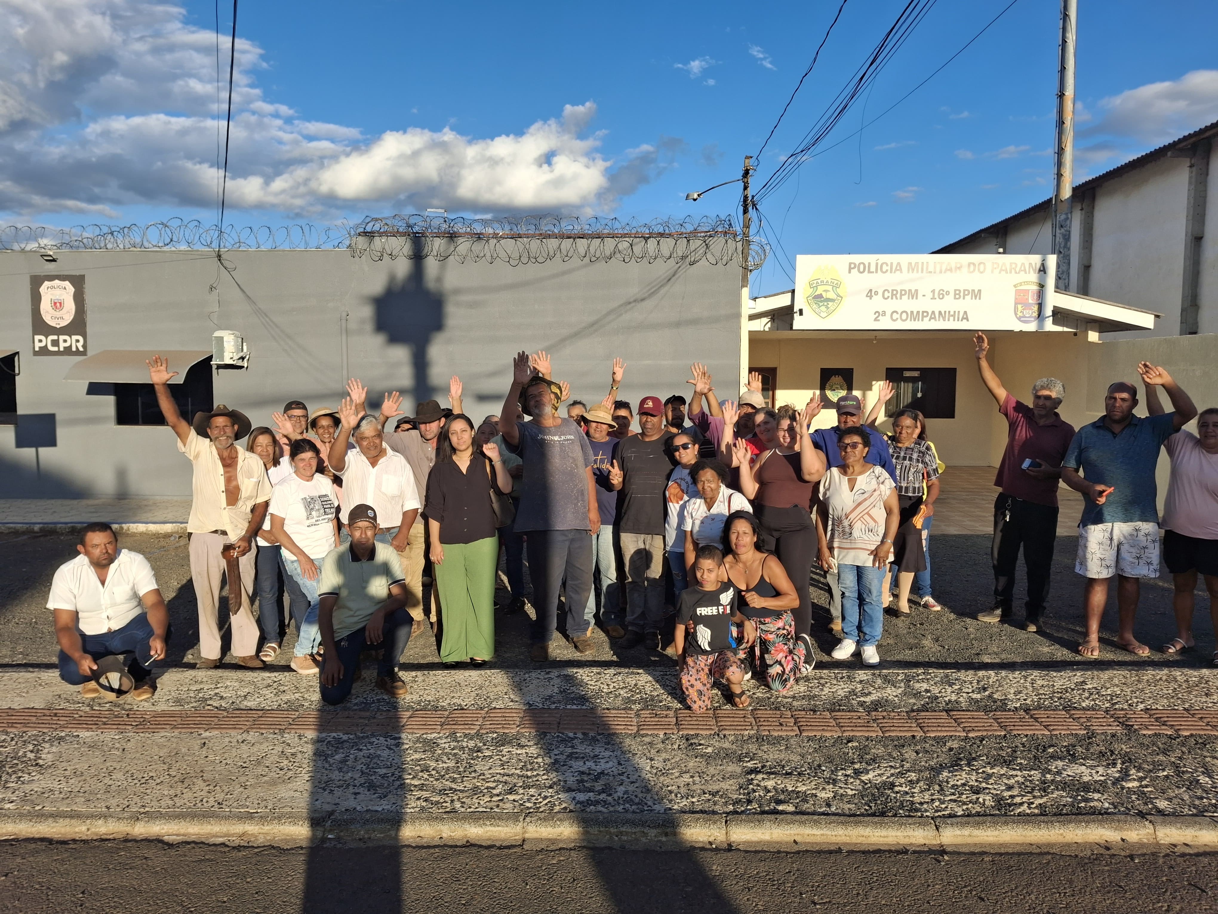 Famílias detidas em frente à delegacia, após serem liberadas. Foto: Acervo da comunidade
