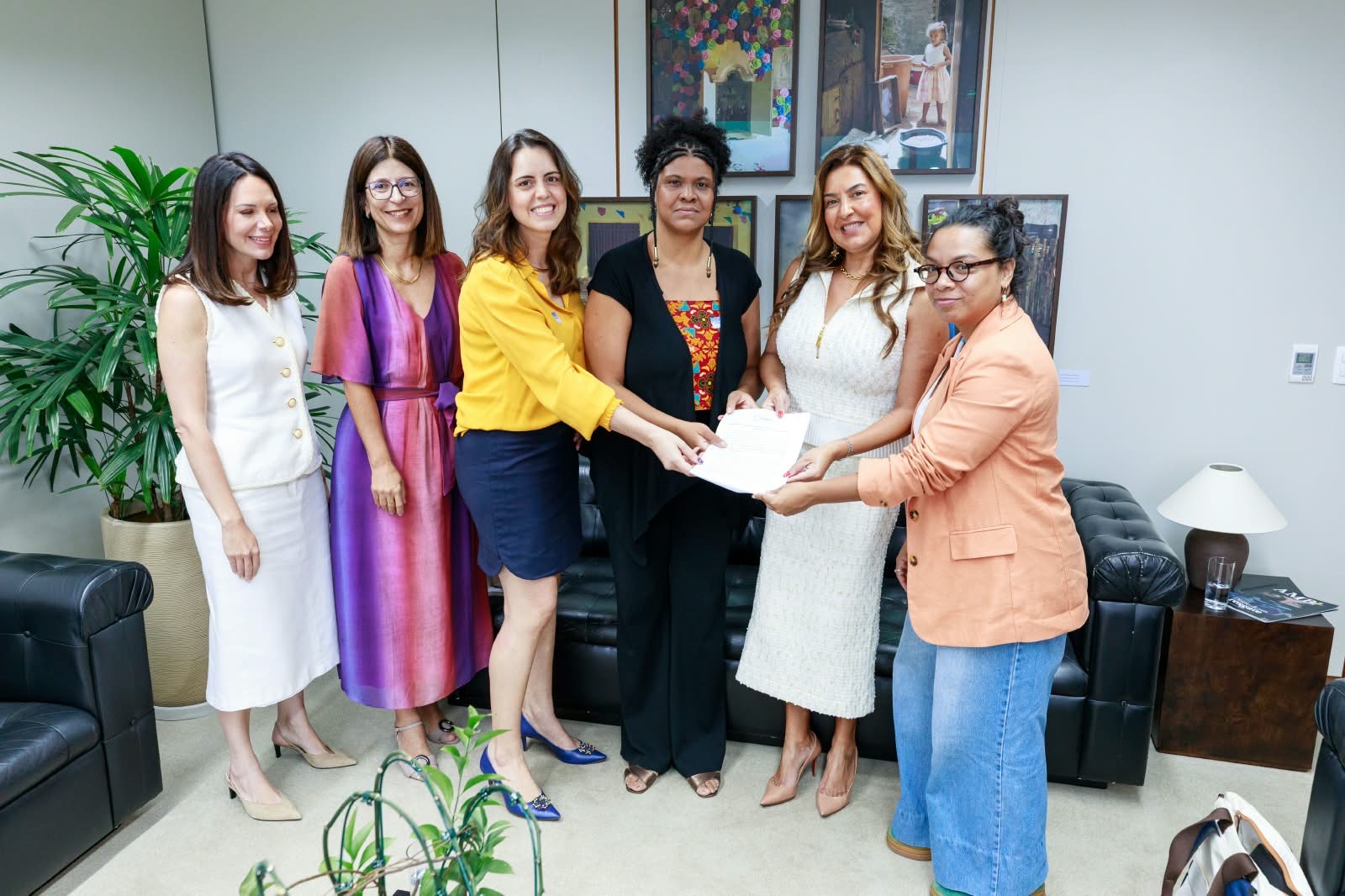 Organizações com entregue ao ministro. Foto: Leobark Rodrigues