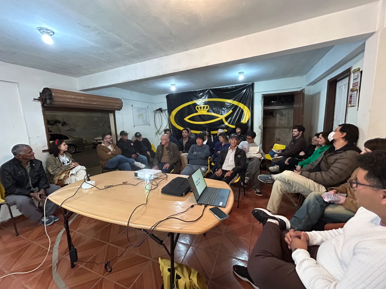 Reunião com lideranças de três vilas do Sabará, UFPR e Terra de Direitos, em 21 de agosto de 2026, marca o início da nova etapa do processo de regularização fundiária. Foto: Diego Torres Batista.