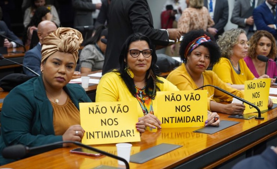 Parlamentares se manifestam contra a violência política de gênero na Câmara dos Deputados. Foto: Pablo Valadares / Câmara dos Deputados