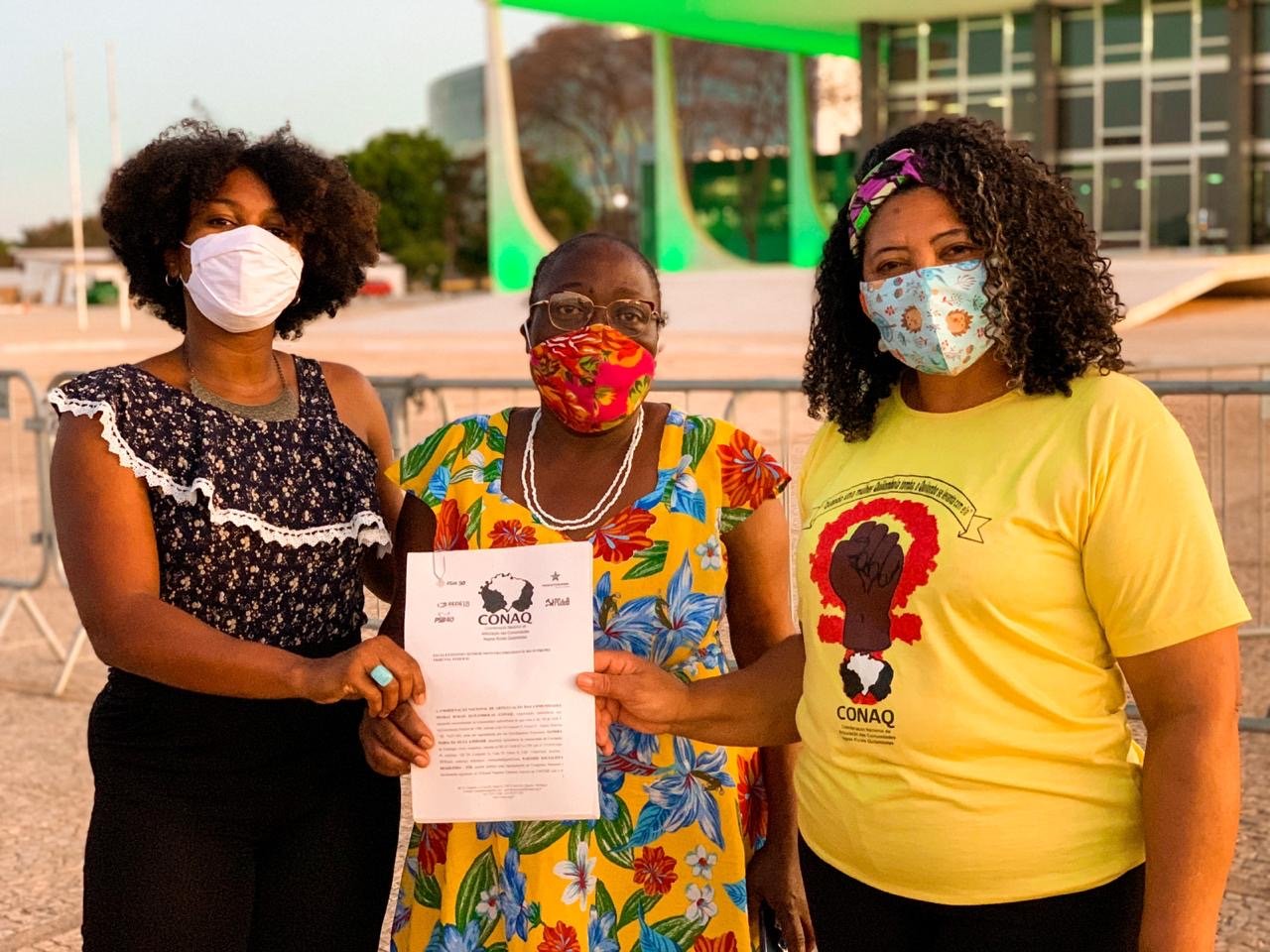 Em frente ao STF integrantes da Conaq entregam, simbolicamente, a reivindicação aos ministros. Foto: Walisson Braga