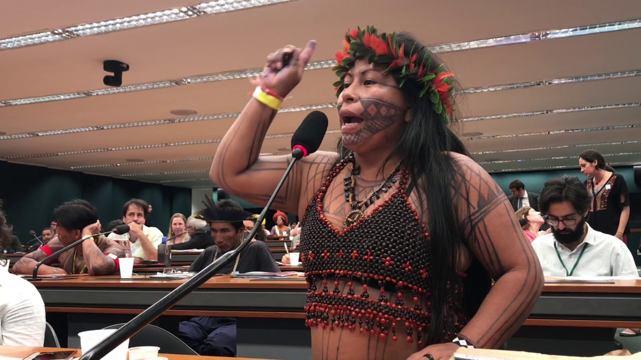 Em audiência realizada na Câmara, em maio de 2018, a liderança indígena Alessandra Munduruku relata as ameaças aos povos indígenas pela construção da Ferrogrão. Foto: reprodução