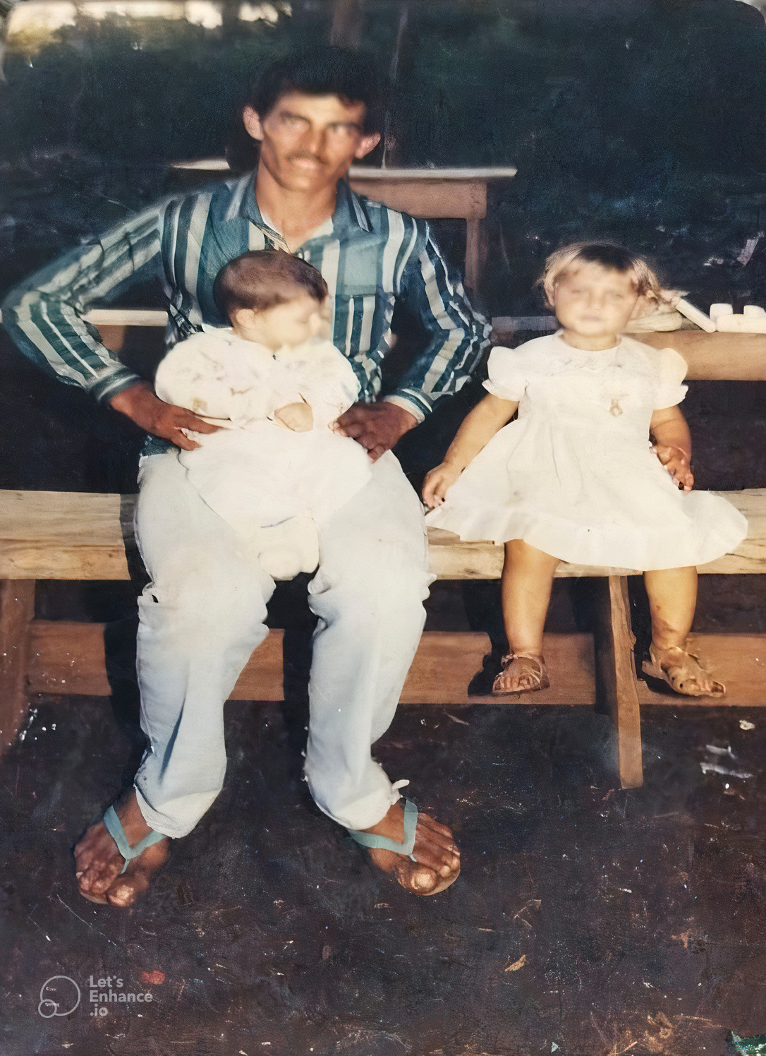 Antônio Tavares com dois de seus cinco filhos. Foto: arquivo familiar