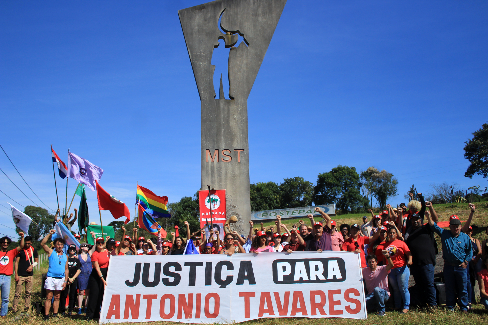 Ato em frente ao monumento projetado por Oscar Niemeyer, na BR-277. Foto: Lizely Borges