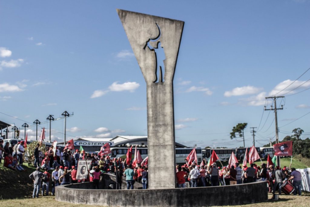 Todo 02 de maio trabalhadores rurais sem-terra se reúnem ao pé do monumento. Foto: Wellington Lenon