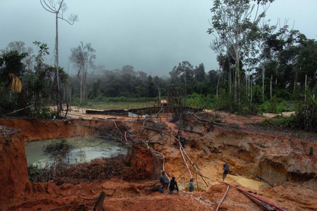 De acordo com dados de 2020, em 11 anos o garimpo despejou no Rio Tapajós (PA) a mesma quantidade de rejeitos do desastre de Mariana. Foto: Daniel Marrenco/Mídia Ninja