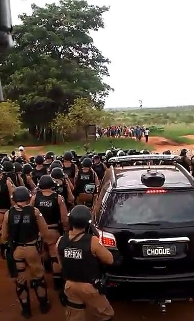 Numerosa tropa de choque realizou violento despejo das famílias do Acampamento Sétimo Garibaldi. Foto: Arquivo MST