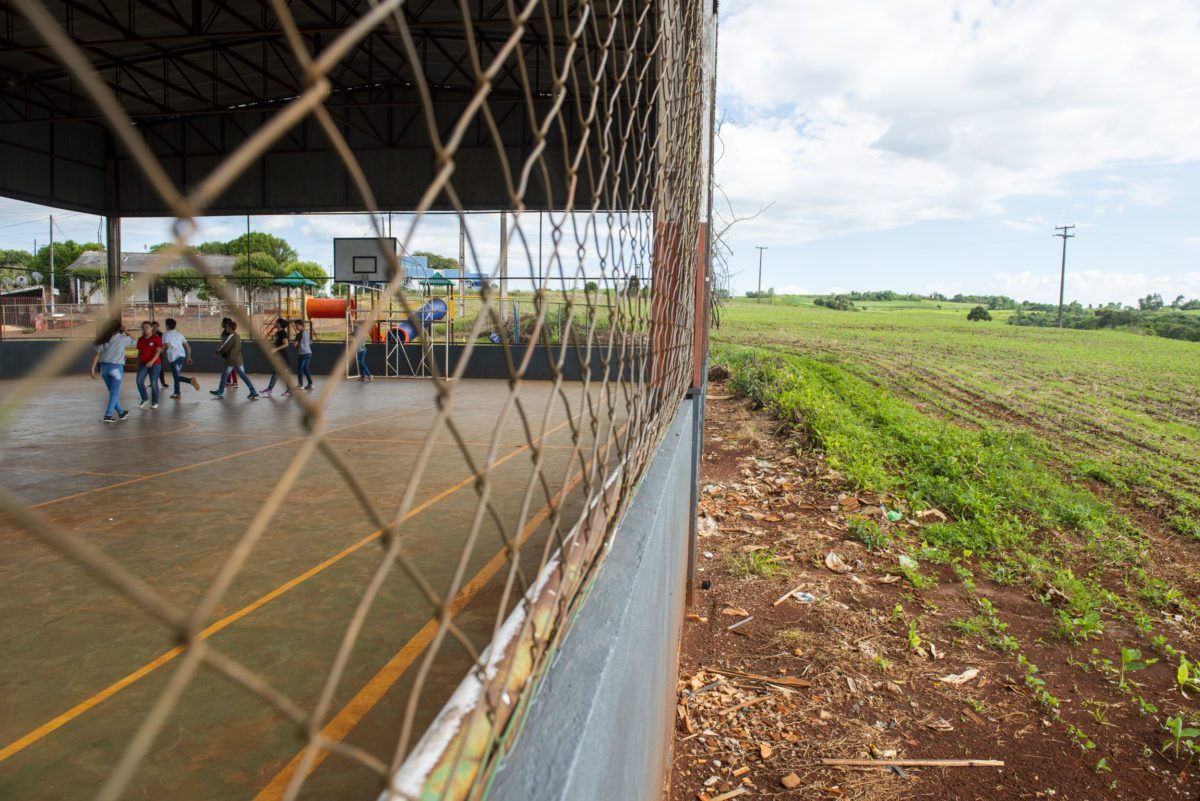 Escola rural Licarlos Passaia, vizinha à uma plantação operada em modo convencional. Foto: Henry Milleo/Agência Pública/Repórter Brasil