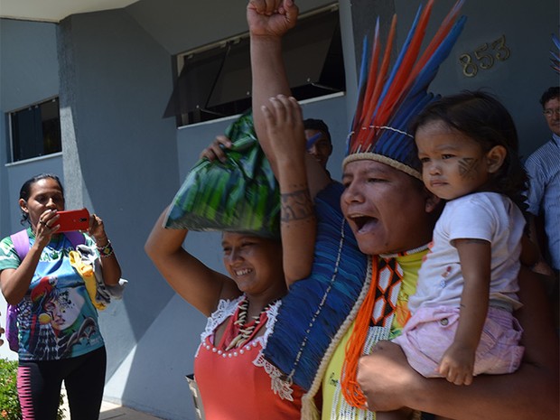 Momento em que o indígena foi solto, em 2016. Foto Geovani Brito/G1