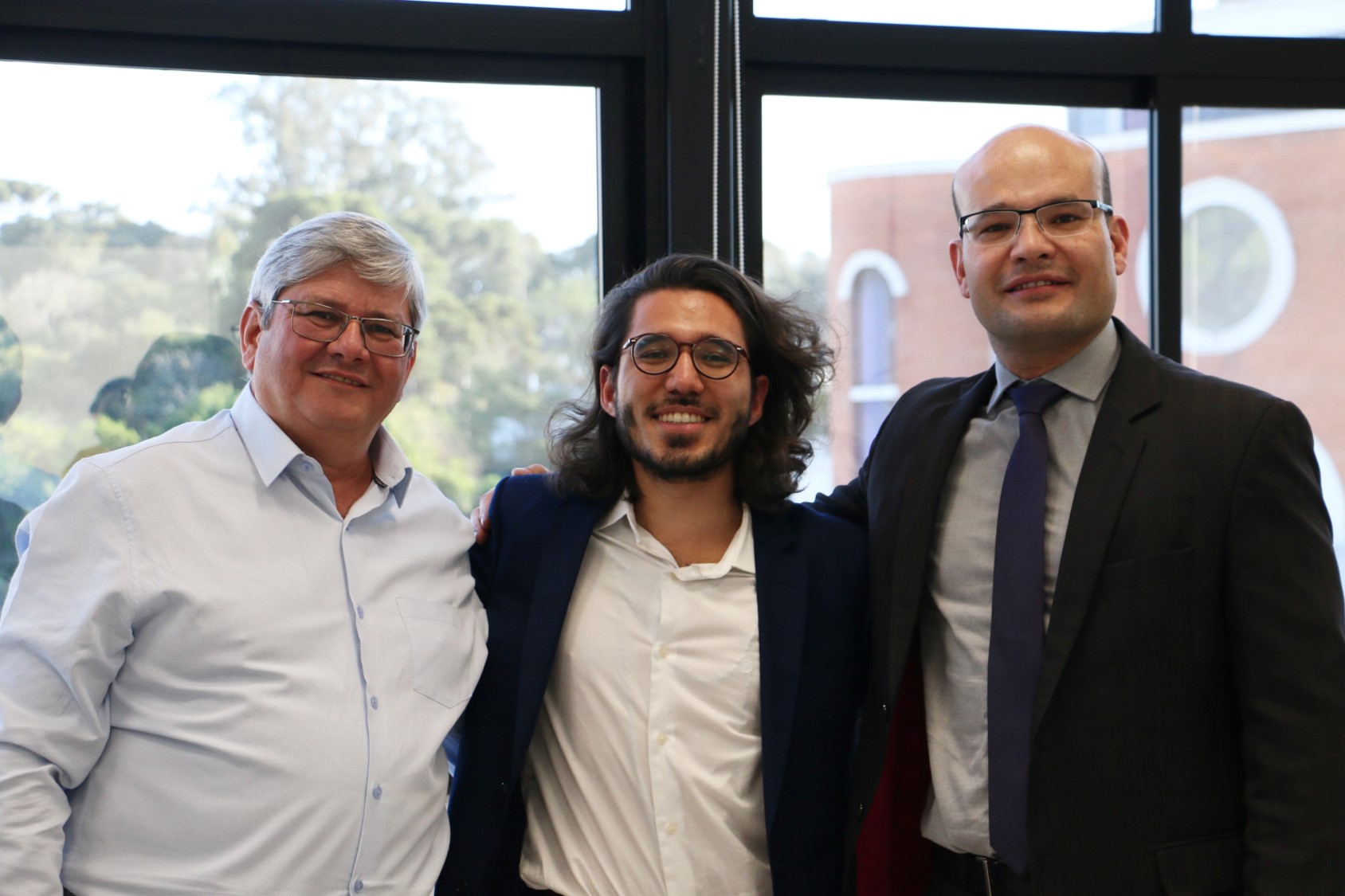 A atual ouvidor (ao centro), Thiago Hoshino, e o ex-ouvidor, Gerson da Silva (à esquerda) em ato oficial de transmissão de cargo, nesta terça (21). Foto: Alexandre Valente/Defensoria Pública