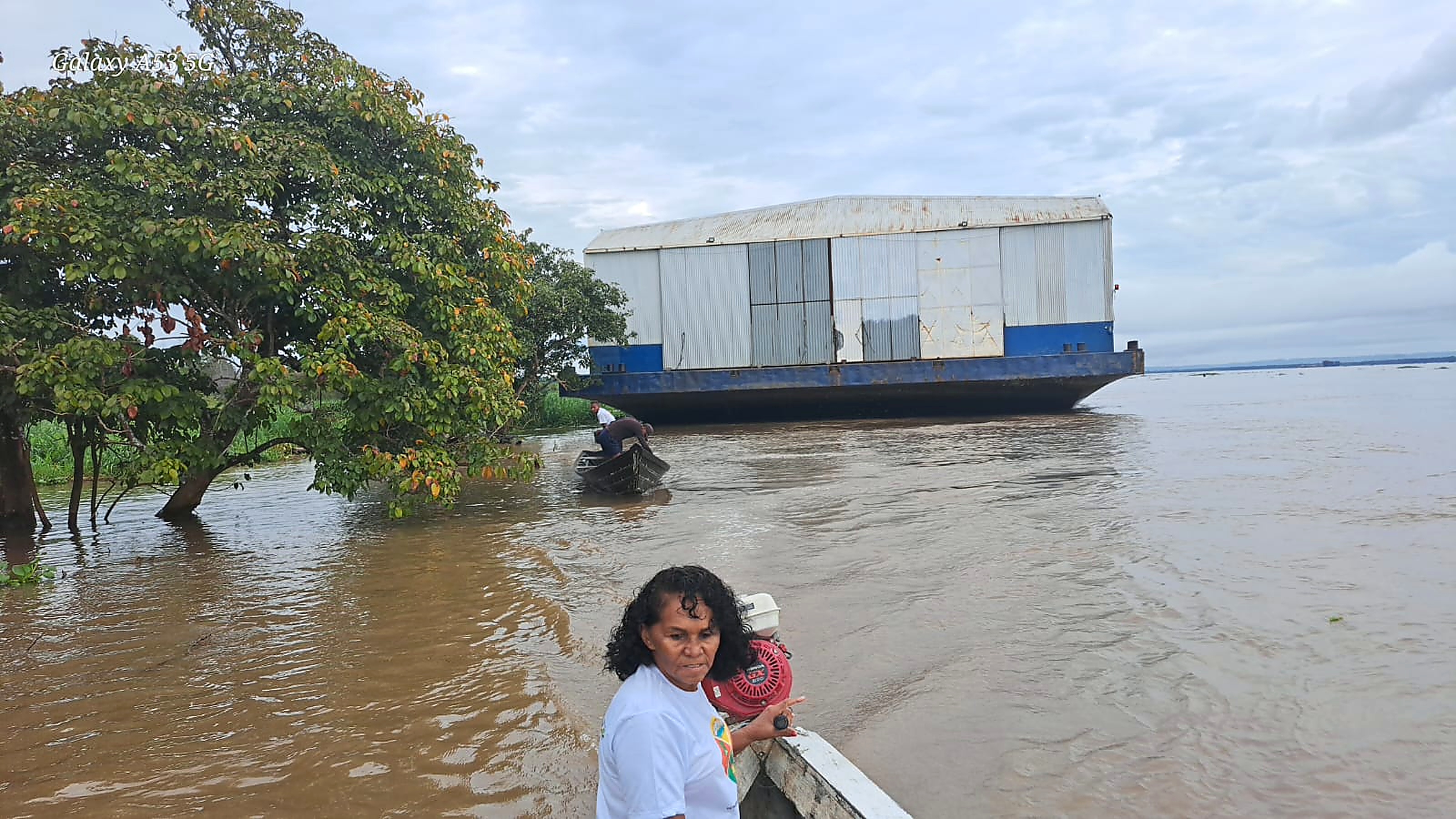 Pesadas barcaças passam ao lado da comunidade, intensificando erosão das margens do território. Foto: Arquivo da comunidade
