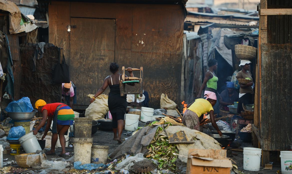 O corte no orçamento da áreas essenciais afeta especialmente mulheres e a população negra. Foto: Marcello Casal/ Agência Brasil 