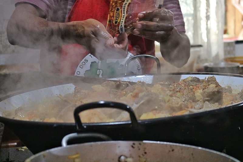 Do arroz até a carne, todo o cardápio da marmita vêm das lavouras, hortas, pomares e cooperativas da agricultura familiar e da reforma agrária do Paraná. Foto: Giorgia Prates 