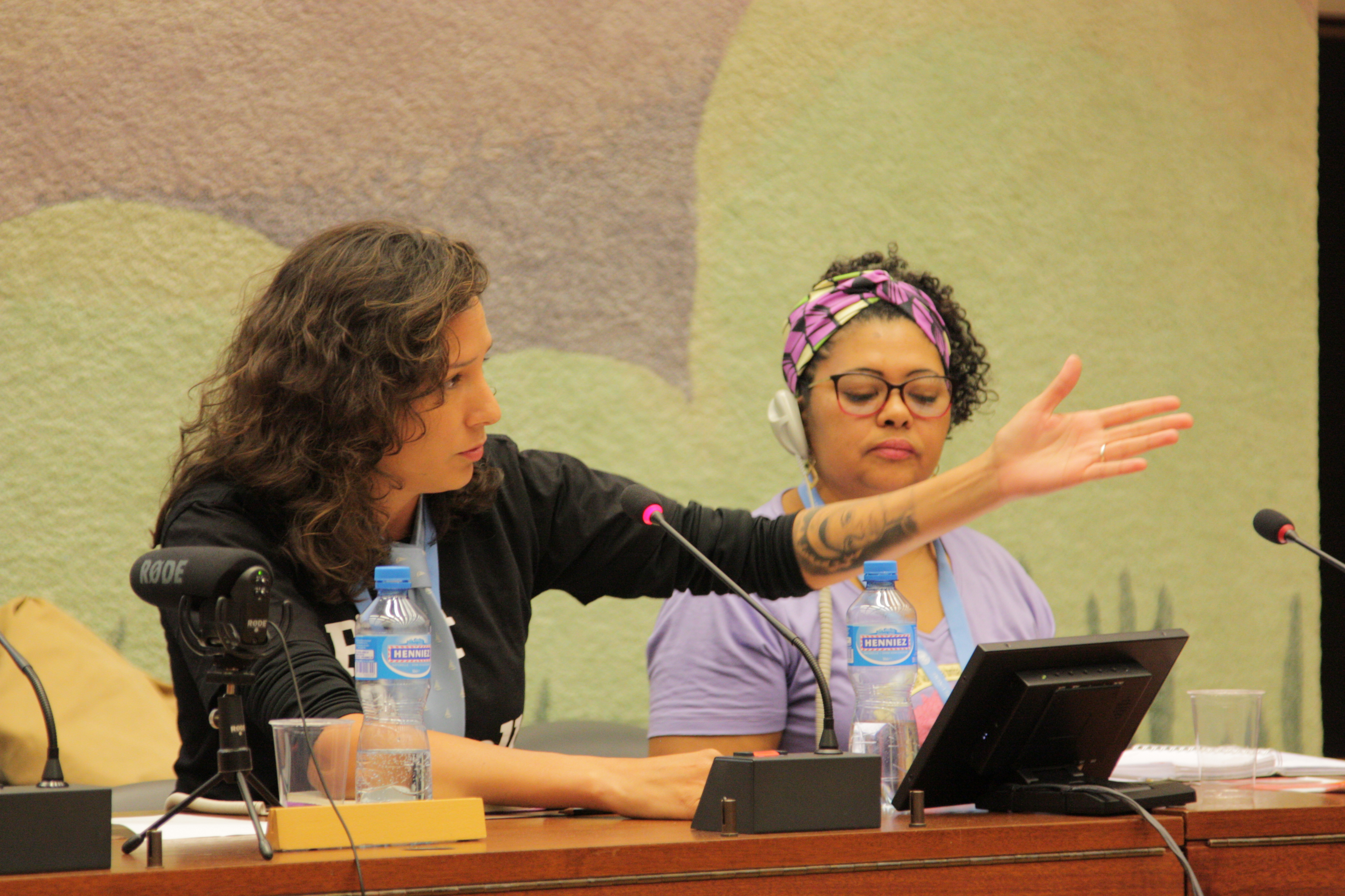 Em agenda paralela à reunião da ONU, a ativista e companheira de Marielle denuncia o Estado brasileiro. Foto: Franciscans International
